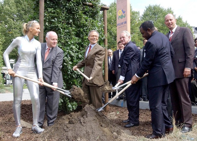 Bundespräsident Johannes Rau und der Unternehmer Günther Fielmann pflanzen &quot;Olympia-Baum&quot; in Leipzig