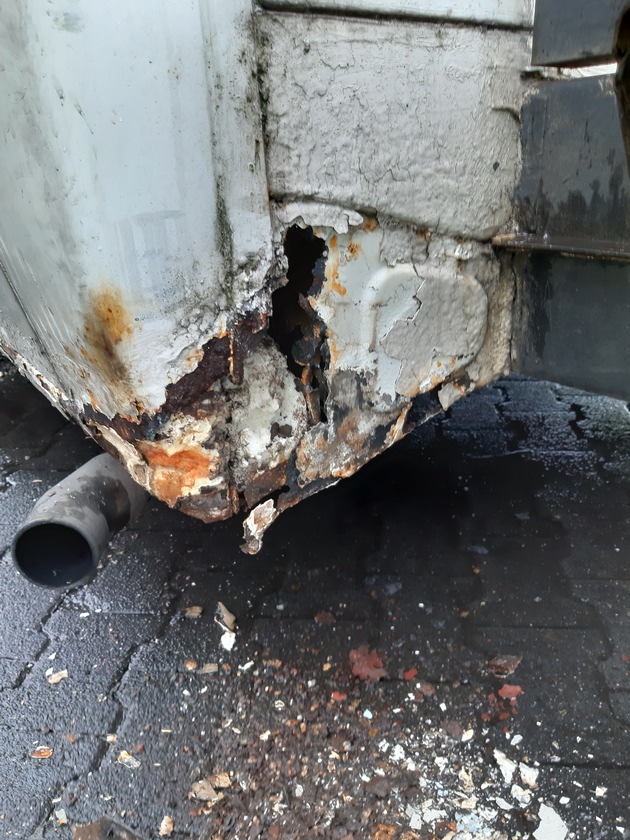 POL-VDKO: Schrottfahrzeug aus Osteuropa stillgelegt - Aufbau des Fahrzeugtransporters war nahezu unbefestigt