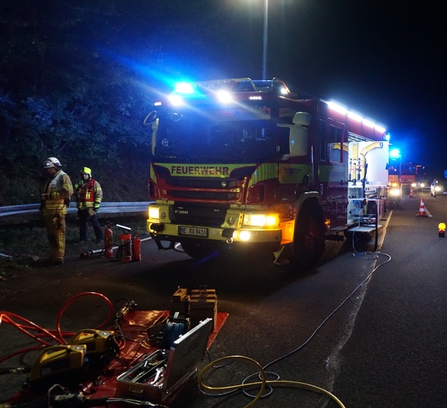 FW Ratingen: Verkehrsunfall mit eingeklemmter Person - Feuerwehr Ratingen im Einsatz