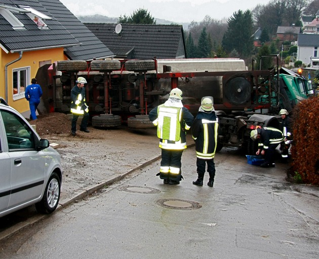 FW-E: Sattelzug mit Schotter umgekippt, Fahrer kam mit zerrissenem Pulli davon