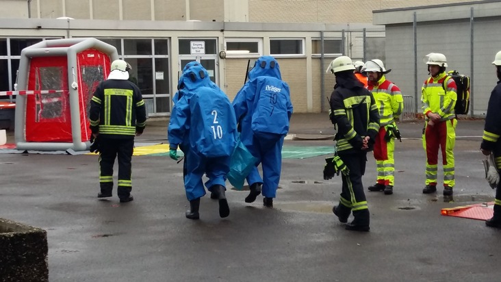 POL-HM: Gefahrguteinsatz in einer Schule - auslaufendes Quecksilber sorgt für größeren Einsatz von Feuerwehr und Rettungsdienst