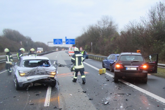 POL-VDMZ: Schwerer Verkehrsunfall auf der A63