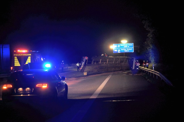 POL-WL: Hittfeld - Lkw mit 24 t Stahlträgern blockiert nach Verkehrsunfall A 1