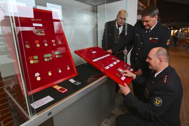 Auszeichnungen als Spiegel der Feuerwehrsysteme / BRD und DDR: Sonderausstellung im Deutschen Feuerwehr-Museum eröffnet