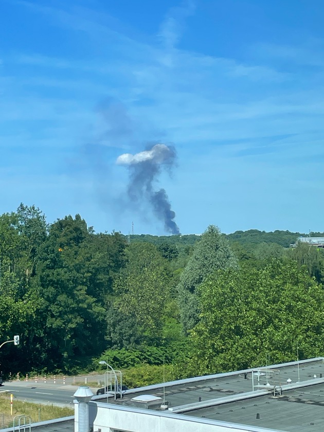 FW-BO: Gartenlaubenbrand in Hofstede verursacht weit sichtbare Rauchsäule