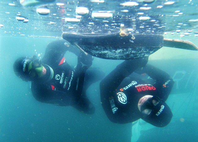 Deutsche Marine - Pressemeldung: Ungewöhnlicher Titel: Minentaucher aus Eckernförde sind Vizeweltmeister im Unterwasser-Eishockey