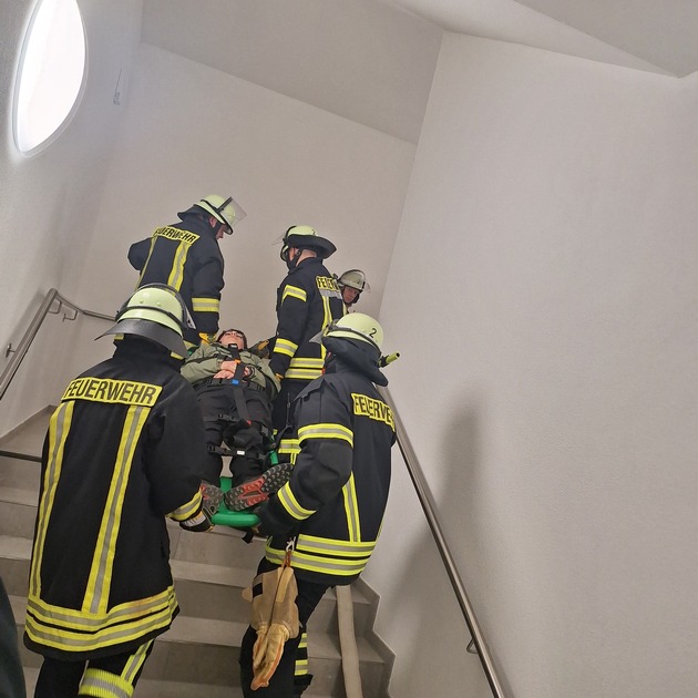 FW Alfter: Jahresübung der Freiwilligen Feuerwehr Alfter - Zwei simulierte Brandeinsätze in Sonderbauten im Gemeindegebiet Alfter