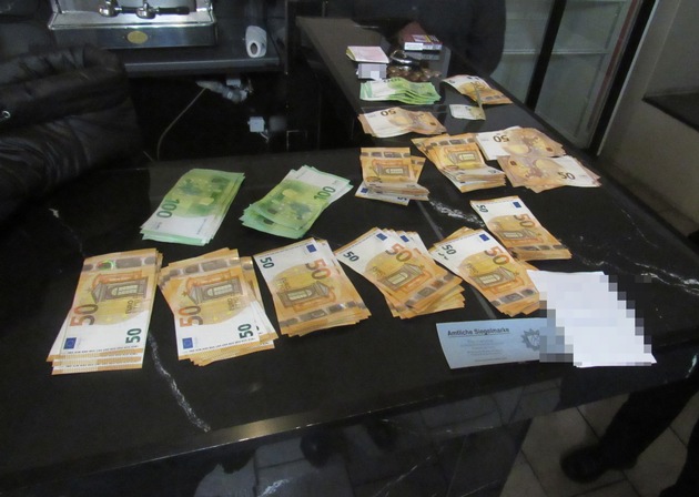 POL-ME: Polizei deckt mutmaßlich illegales Glücksspiel auf - mehrere zehntausend Euro Bargeld sichergestellt - Hilden - 2210123