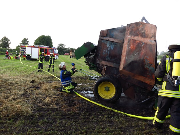 FW-WRN: Brand einer Heupresse auf einem Feld