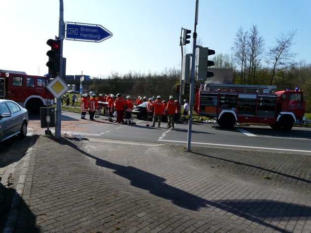 POL-WL: Beifahrerin nach Unfall im Pkw eingeklemmt ++ Vom Grundstück gefahren und Vorfahrt missachtet ++ Reifen im Wert von mehreren tausend Euro erbeutet ++ und weitere Meldungen