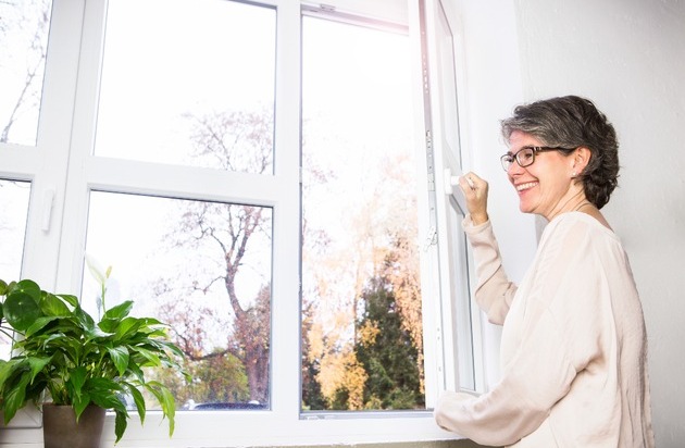 ISOTEC GmbH: Optimales Raumklima in der kalten Jahreszeit: Richtig lüften, richtig heizen / Warum Stoßlüften im Winter Pflicht ist - und wie Sie ihr Zuhause gesund halten