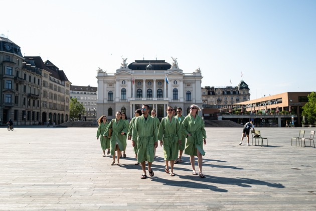 Zum globalen Wellnesstag: Bademantel-Spektakel in Zürich