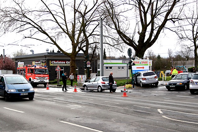 FW-E: Verkehrsunfall in Essen-Bochold, keine Verletzten, Überflurhydrant und Ampelmast beschädigt