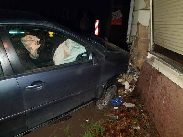 POL-HOL: 22-jähriger Pkw-Fahrer kommt nach Verkehrsunfall in Arholzen mit dem Schrecken davon