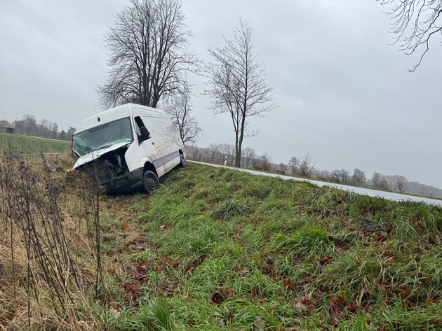 FW Flotwedel: Fahrzeug kollidiert mit Baum - Feuerwehr Wiedenrode im Einsatz