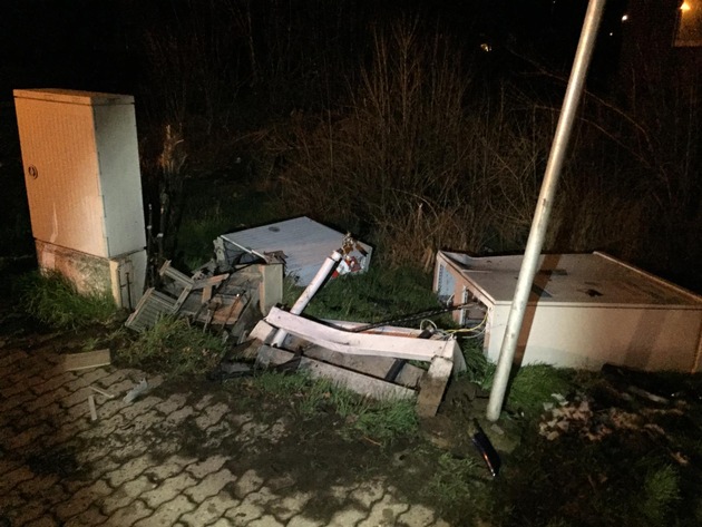 POL-NI: Verkehrsunfall in Stolzenau führt zu Ausfall von Strom- und Telefonnetz