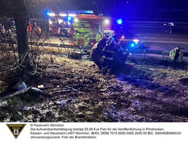 FW-M: Ersthelfer reagieren bei Verkehrsunfall vorbildlich (Riem)