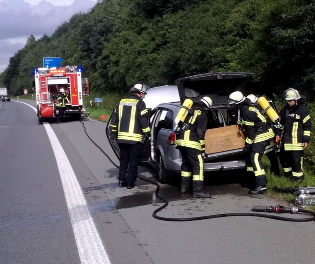 FW-AR: Zusatzbatterien verursachen Pkw-Brand auf der Autobahn: Feuerwehr kann Fahrzeug auf Seitenstreifen mit Schaum schnell löschen