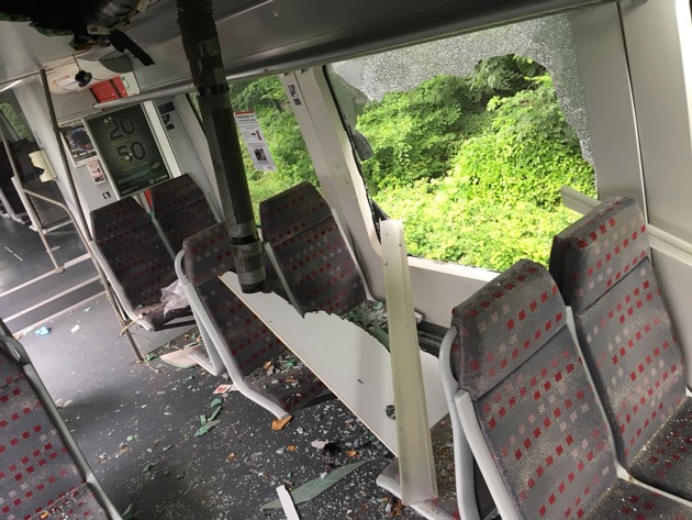 FW Mettmann: Zug kollidiert mit umgestürztem Baum