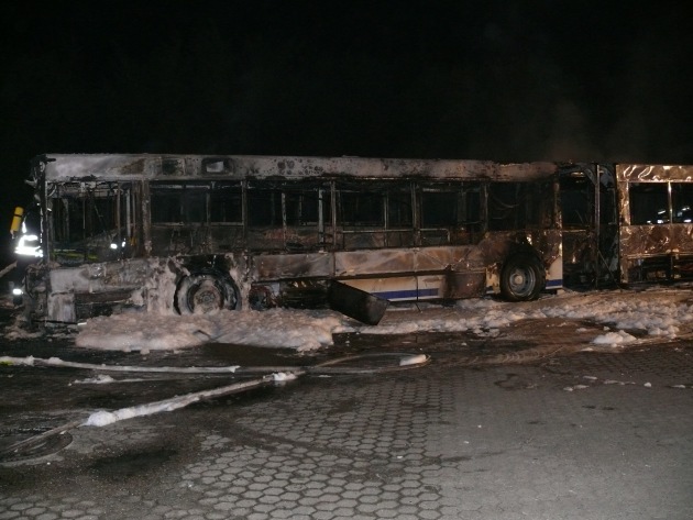 POL-DN: Gelenkbusse brannten aus