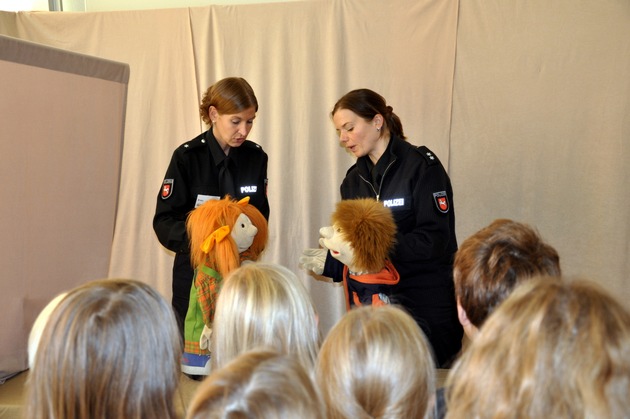 POL-WL: Mit &quot;Tina&quot; und &quot;Jan&quot; Konflikte lösen - Präventionspuppenbühne an der Grundschule