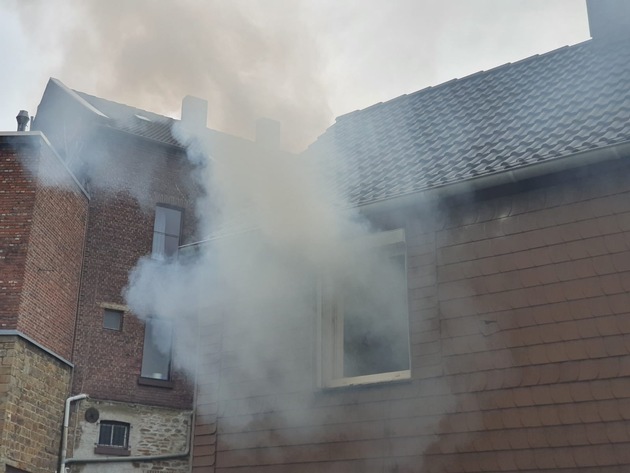 FW-EN: Wohnungsbrand in Niedersprockhövel - Eine Person tot, eine weitere verletzt