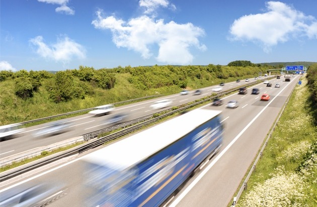 CosmosDirekt: Zahl der Woche: Ich geb Gas: Deutsche fahren gerne auf der Autobahn