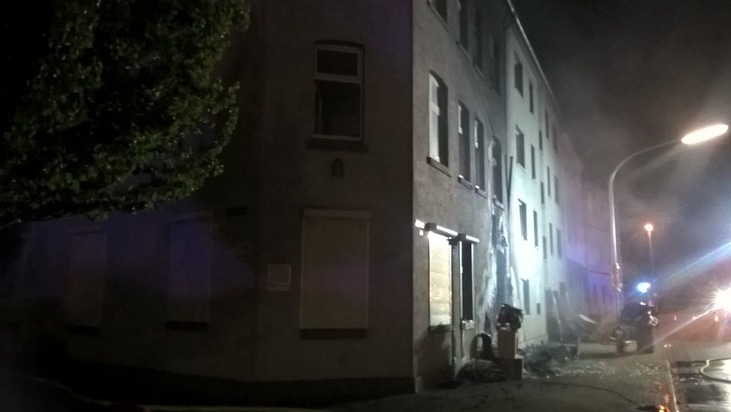 FW-GE: Brennender Sperrmüllhaufen an Hauswand wird im weiteren Verlauf zur Brandgefahr für die Hausbewohner