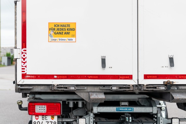 Auf der Strasse tragen Lastwagen die Botschaft weiter: Wir halten für jedes Kind ganz an