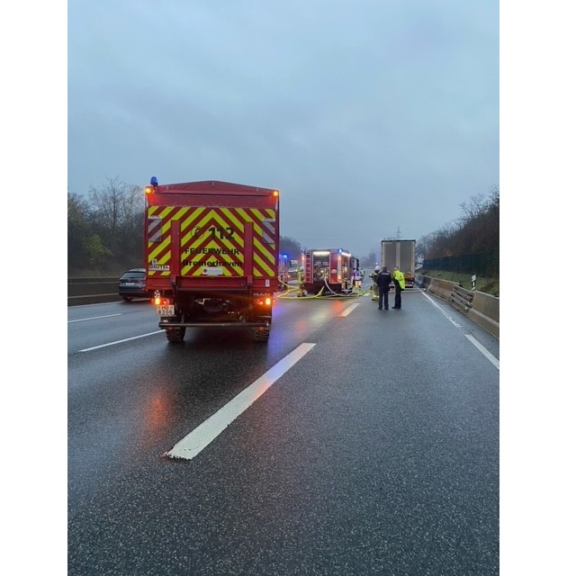 FW Bremerhaven: LKW-Brand in den Kasseler Bergen - Katastrophenschutzkräfte aus Bremerhaven führen erste Brandbekämpfung erfolgreich durch