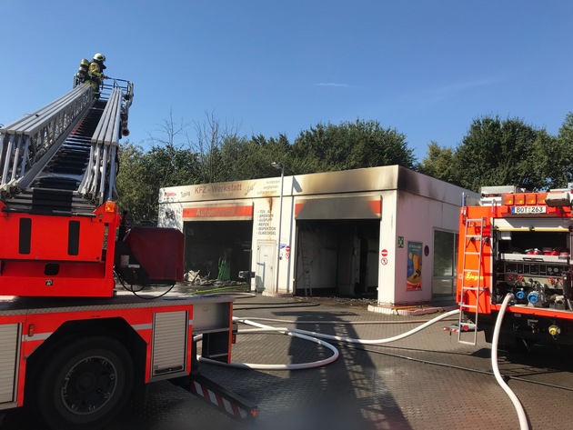 FW-BOT: Brand in einer Werkstatt auf einem Tankstellengelände verurschacht hohen Sachschaden.