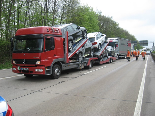 POL-HI: Verkehrsunfall, 4 Beteiligte davon 3 Lastzüge, 1 Verletzter, 200.000,- Sachschaden