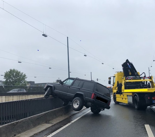 POL-D: Unterbilk - Rheinkniebrücke - Pkw-Fahrer verliert Kontrolle über Fahrzeug - Auto landet auf Brückengeländer - Niemand verletzt
