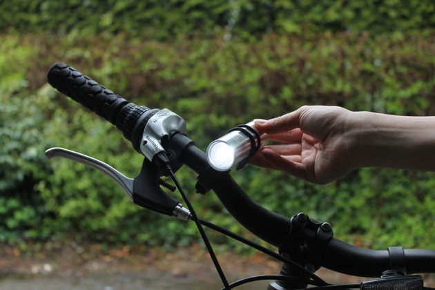 Mehr Sicherheit mit der richtigen Ausrüstung / Mit Licht und Reflektoren werden Fahrradfahrer im Straßenverkehr besser gesehen