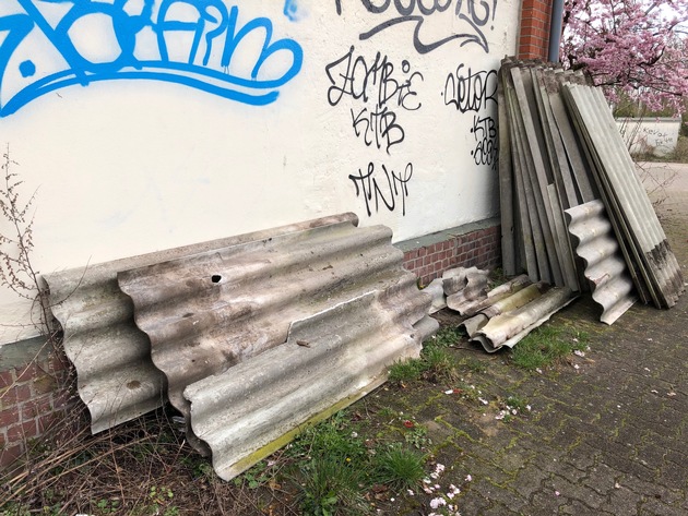 POL-SE: Elmshorn - Entsorgung von asbesthaltigen Platten - Polizei sucht Zeugen