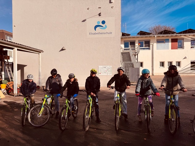 POL-PDKH: Fahrrad-AG an der Elisabethenschule Sprendlingen ermöglicht erfolgreichen Fahrradführerschein