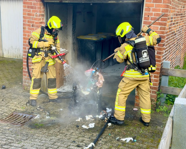 FW-OLL: M&uuml;lltonnenbrand in Garage - schnelles Eingreifen verhindert Brandausbreitung