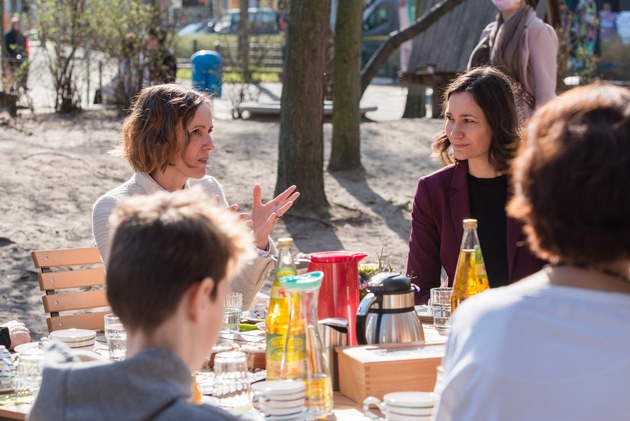 Bundesfamilienministerin trifft geflüchtete Frauen und Kinder im SOS-Kinderdorf Berlin