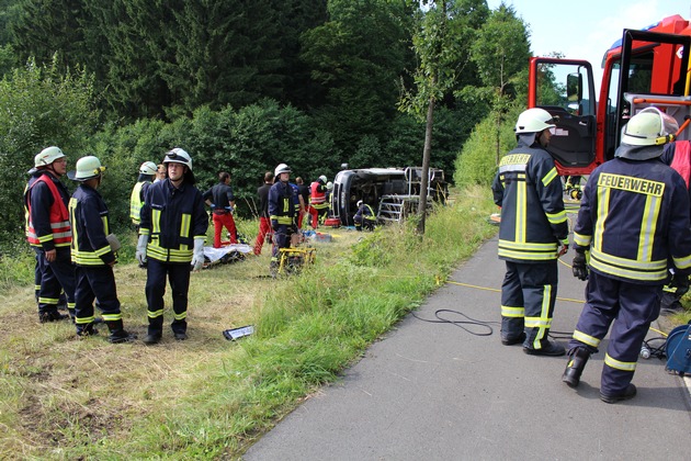 FW-OE: schwerer Verkehrsunfall mit Kleintransporter