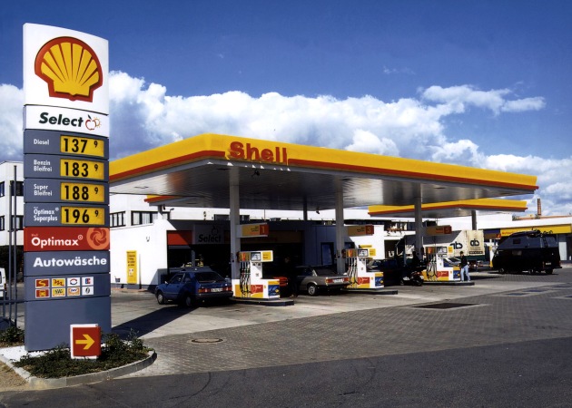 Shell fährt spektakulären Kraftstofftest: Formel-1-Rennwagen tankt Shell Optimax