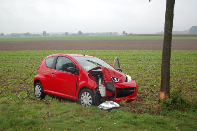 POL-STH: Mit Kleinwagen frontal gegen Baum, nur leicht verletzt