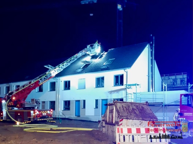 FW-RE: Dachstuhlbrand in Neubaugebiet - keine Verletzten