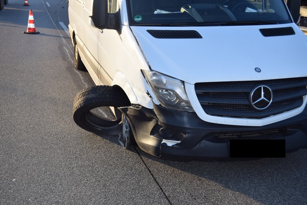 POL-PDKL: A6/Kaiserslautern, Unfallflucht nach Fahrstreifenwechsel