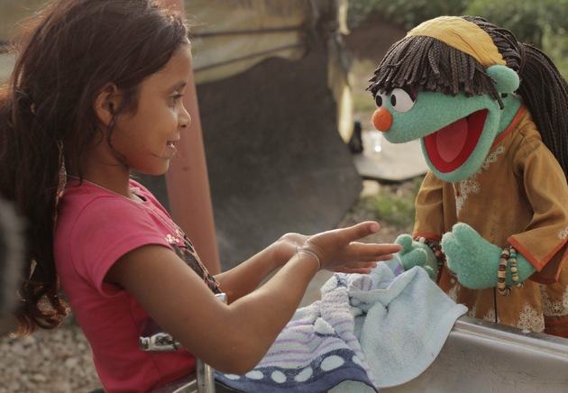 Saubere Hände das A und O: Elmo und Raya mit World Vision auf Weltreise für gesunde Kinder