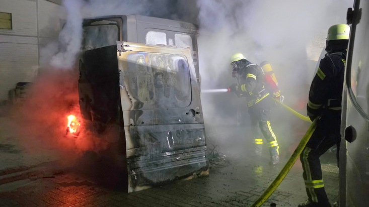 FW Celle: Mehrere Kleintransporter brennen in Westercelle