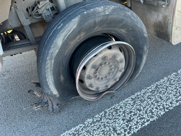 FW-OB: Geplatzter LKW-Reifen führt zum Verkehrsunfall auf der BAB A 3