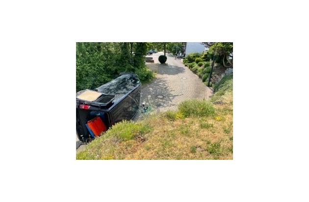 POL-PPWP: Mit Lieferwagen rund zwei Meter tief gestürzt