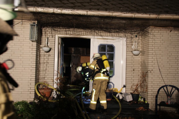 FW Menden: Feuerwehr rettet Bewohnerin aus brennendem Gebäude