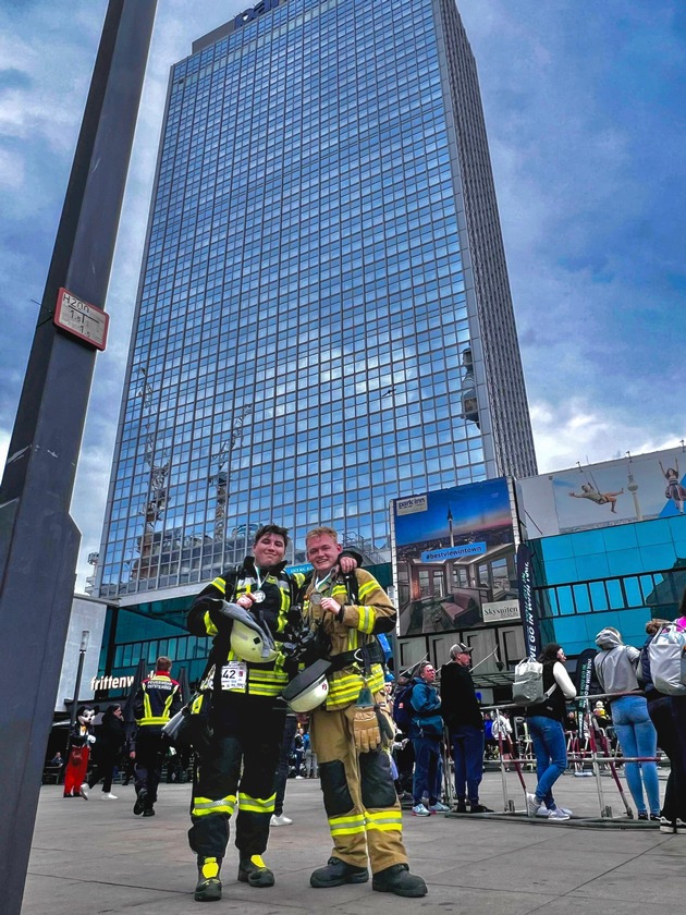 FW-OLL: 770 Stufen bis zum Ziel, Huntloser Feuerwehrmann bezwingt Park Inn Hotel in Berlin
