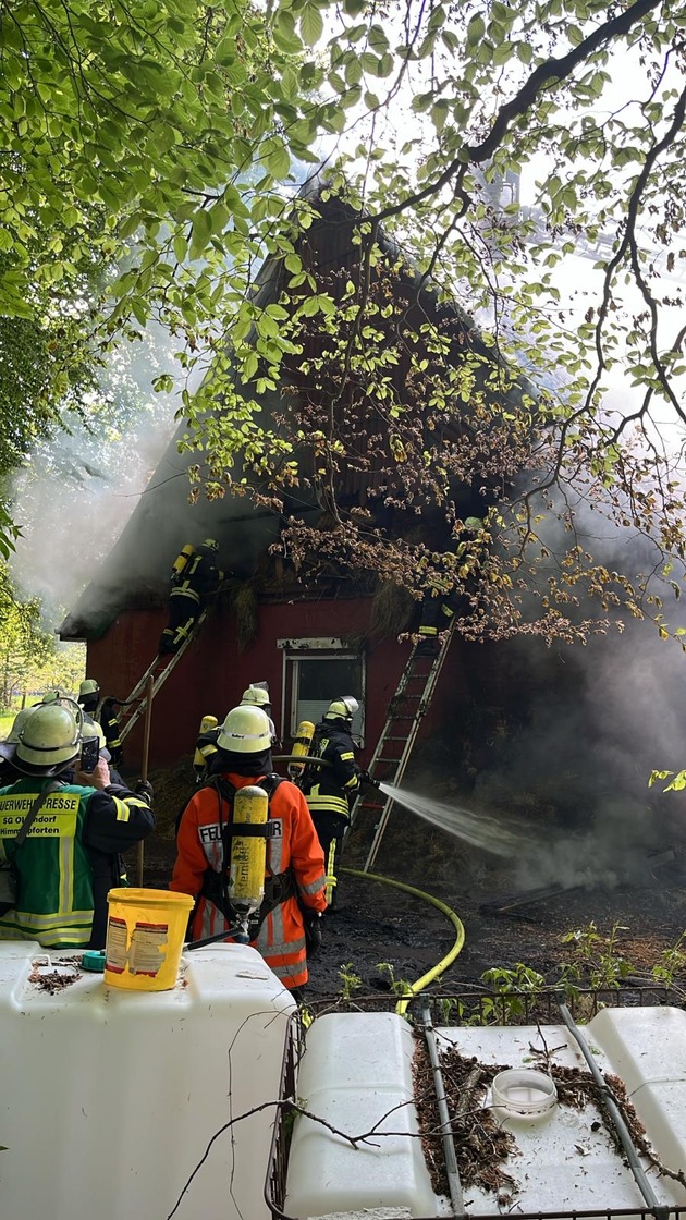 POL-STD: Dachstuhl von Wohnhaus in Brand geraten